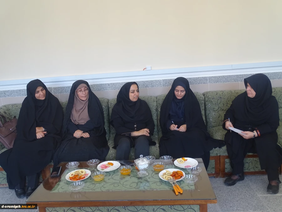 سر پرست آموزشکده فنی و حرفه ای دختران ارومیه دکتر رقیه اشرفی در محل ریاست آموزشکده با مدیر کل امور بانوان استانداری آذربایجان غربی سرکار خانم علی لو دیدار و گفتگو کردند . 2