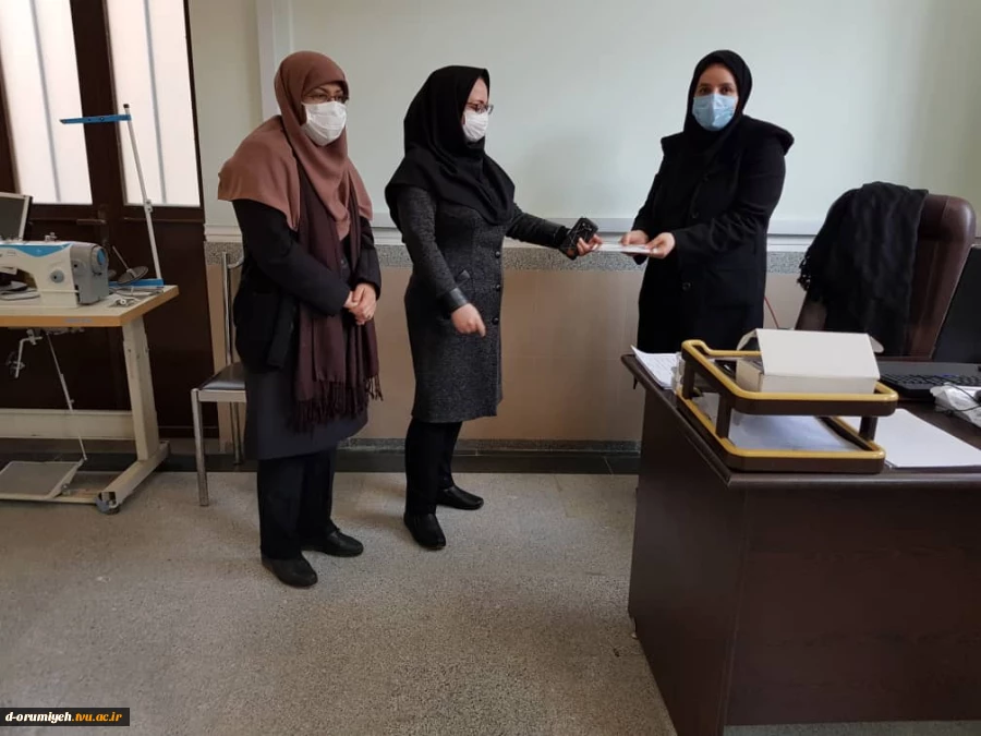 اهداء لوح تقدیر توسط سرپرست آموزشکده فنی دختران ارومیه  به کارکنان مرکز به مناسبت ولادت حضرت فاطمه (س) و روز زن  2