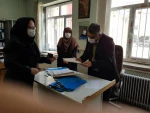 اهداء لوح تقدیر توسط سرپرست آموزشکده فنی دختران ارومیه  به کارکنان مرکز به مناسبت ولادت حضرت فاطمه (س) و روز زن  2