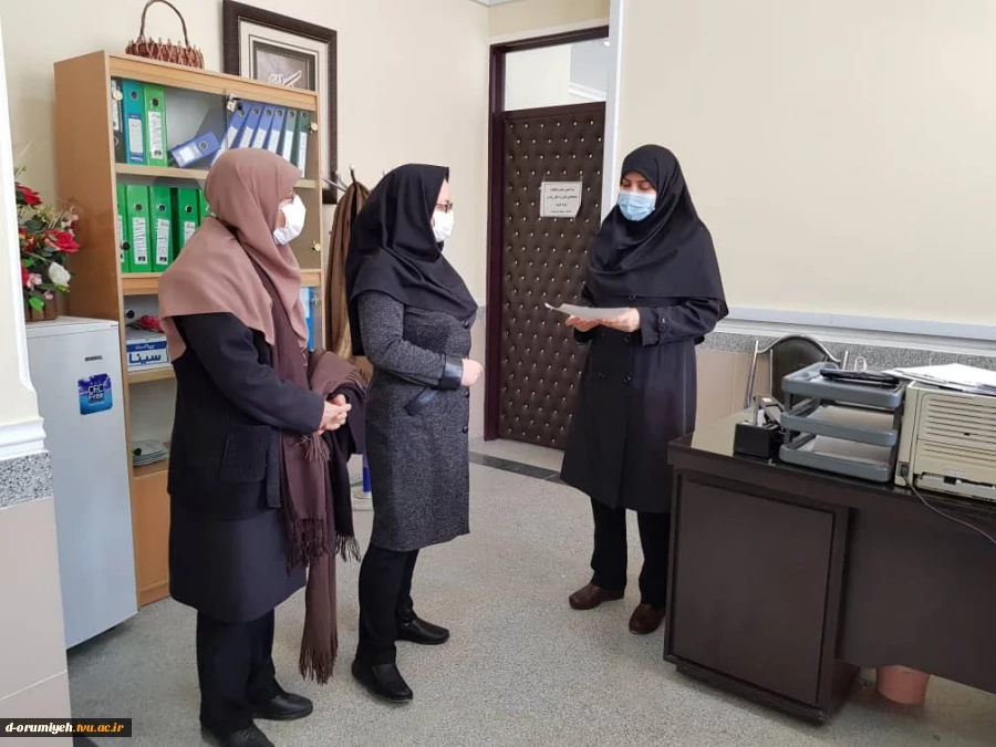 اهداء لوح تقدیر توسط سرپرست آموزشکده فنی دختران ارومیه  به کارکنان مرکز به مناسبت ولادت حضرت فاطمه (س) و روز زن  2