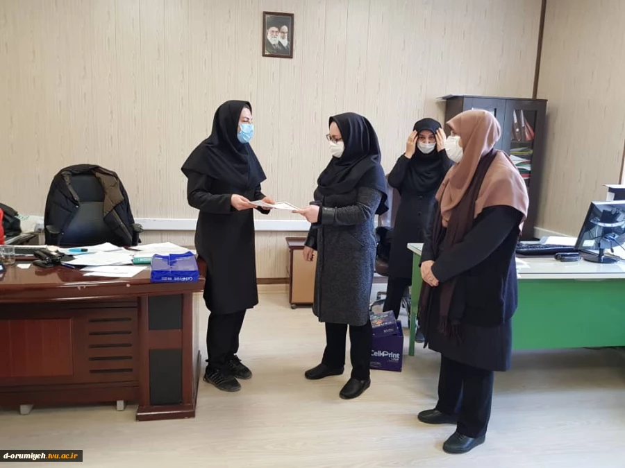اهداء لوح تقدیر توسط سرپرست آموزشکده فنی دختران ارومیه  به کارکنان مرکز به مناسبت ولادت حضرت فاطمه (س) و روز زن 2