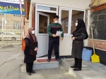 اهداء لوح تقدیر توسط سرپرست آموزشکده فنی دختران ارومیه  به کارکنان مرکز به مناسبت ولادت حضرت فاطمه (س) و روز زن 2