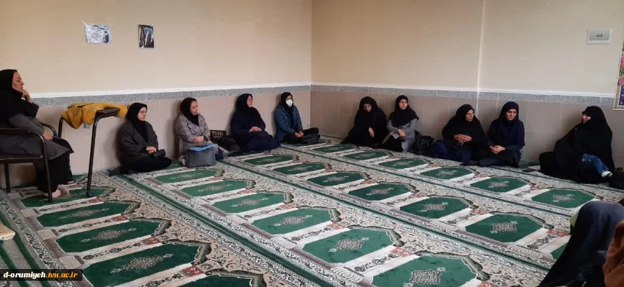 آموزشکده فنی و حرفه‌ای دختران ارومیه با مشارکت بسیج اساتید و دانشجویی و سایر تشکل های دانشجویی با حضور کارکنان، اساتید و دانشجویان فعال تشکل های دانشجویی، به مناسبت هفته قرآن و عترت دانشگاه برگزار کرد: 2