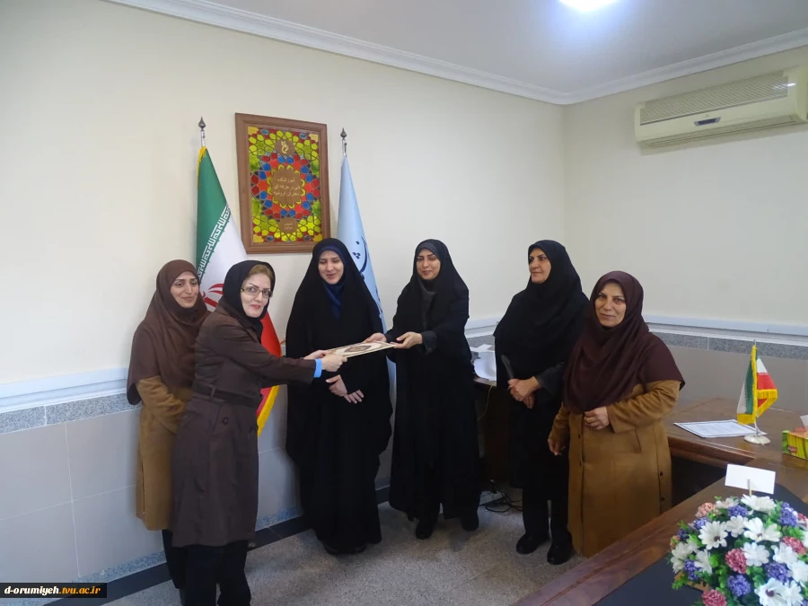 تجلیل ریاست محترم آموزشکده فنی و حرفه‌ای دختران ارومیه از اساتید رشته گرافیک که با انجمن علمی گرافیک، همکاری دارند.
 2